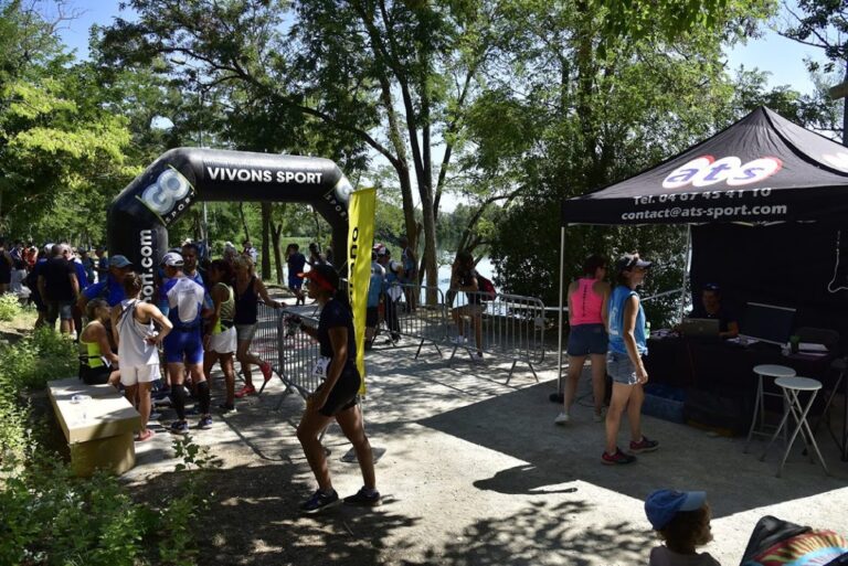 Tente ATS-Sport et arche de départ installées au bord d'un lac pour un triathlon