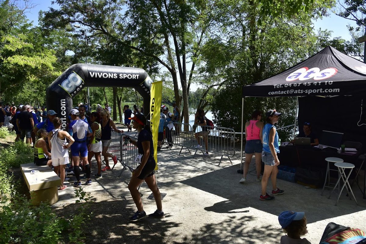 Tente ATS-Sport et arche de départ installées au bord d'un lac pour un triathlon