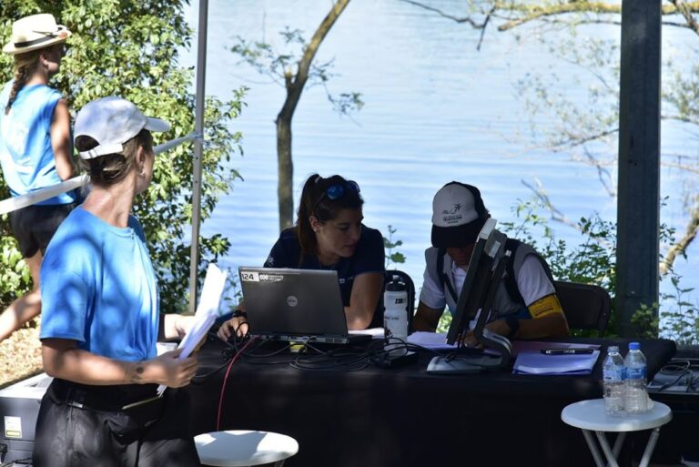 Chronométreurs ATS-Sport au travail sur leurs postes informatiques pendant une épreuve de triathlon
