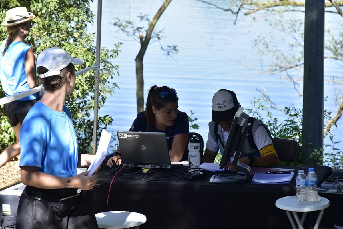Chronométreurs ATS-Sport au travail sur leurs postes informatiques pendant une épreuve de triathlon