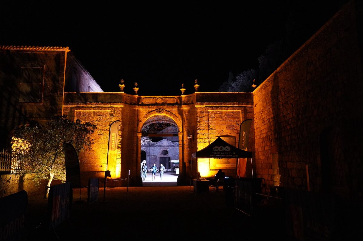 Abbaye illuminée de nuit, tente de chronométrage ATS-Sport à l'arrivée d'un trail nocturne